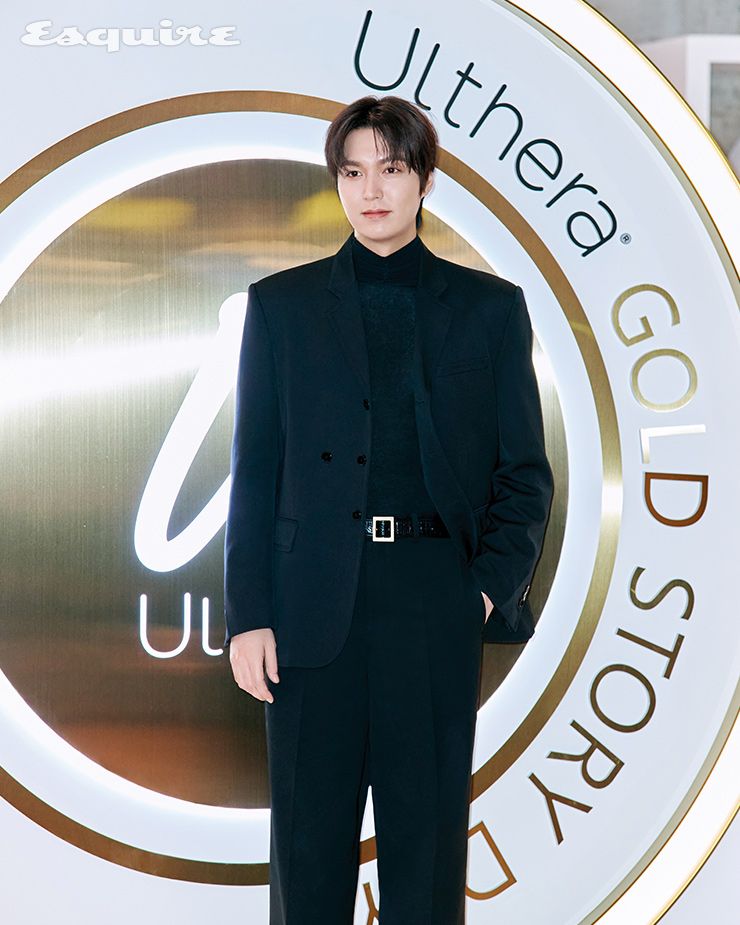 포토존에서 기념사진을 찍는 이민호.