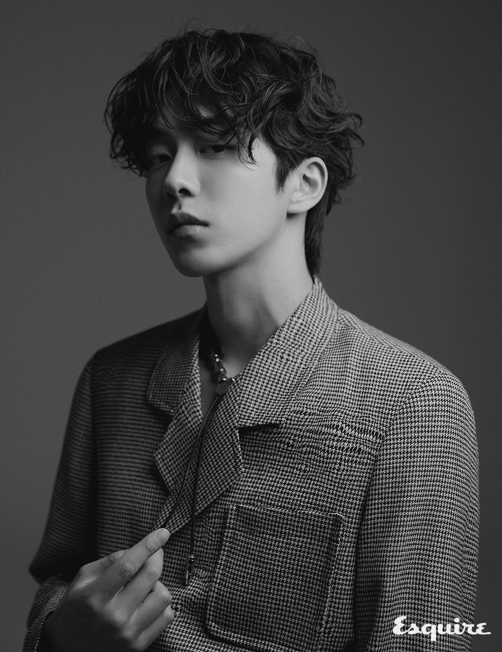 왜곡된 하운즈투스 체크 패턴이 특징인 울 자카르 소재 코트, 소라야마 모티프의 목걸이 모두 디올 맨.