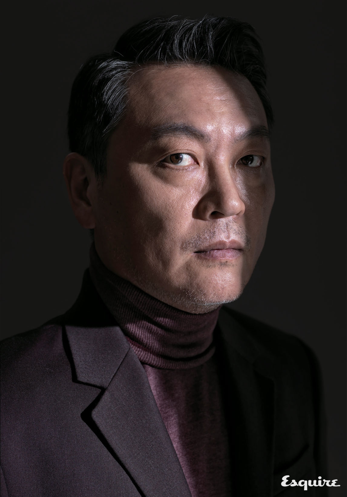 버건디 슈트 코스. 터틀넥 비오비.