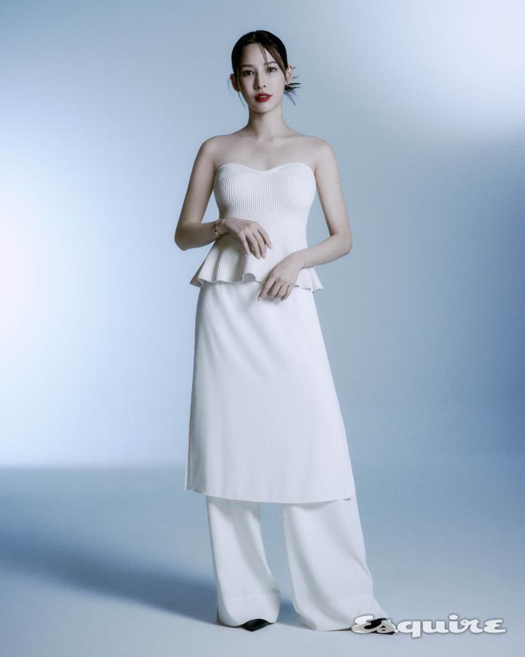 뷔스티에 H&M. 팬츠 스커트 모한. 슈즈 세르지오 로시.