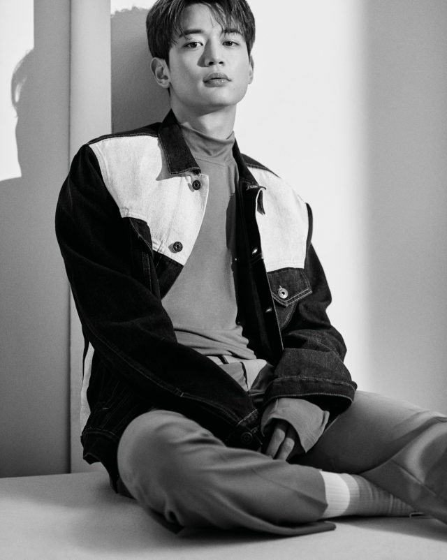 데님 재킷 포츠 V. 브라운 터틀넥 비욘드클로젯. 베이지 바지 더니트컴퍼니.