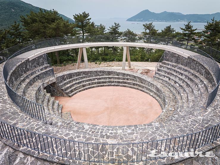 자연경관을 해치치 않는 앵강봉 전망대.