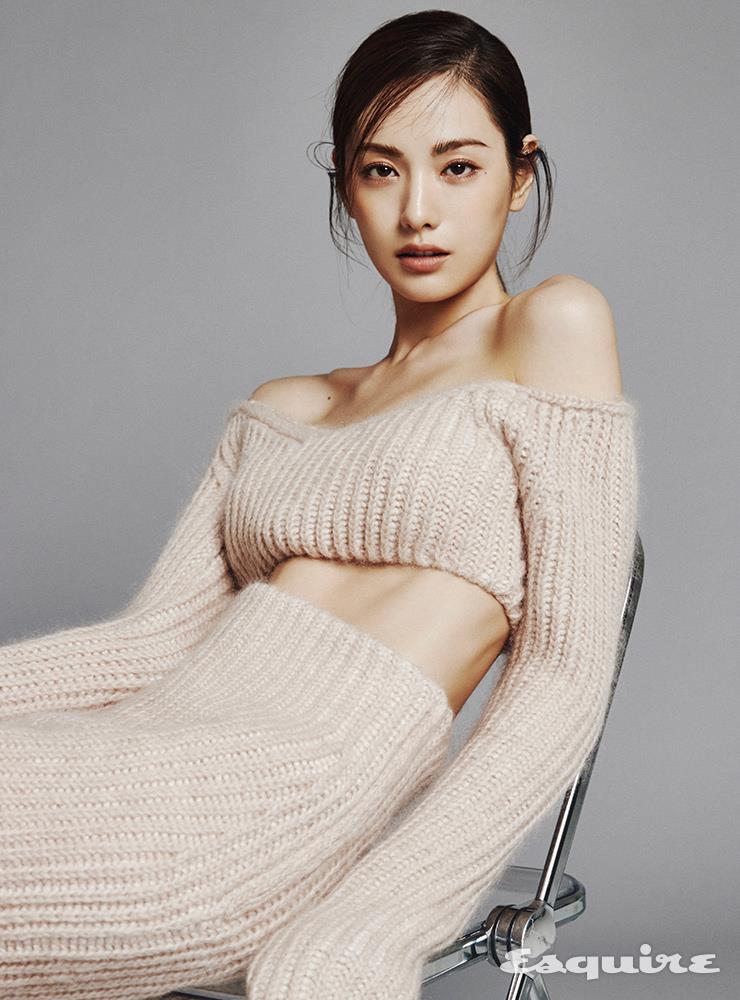 핑크 모헤어 톱, 스커트 모두 펜디.