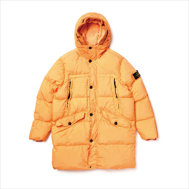 오렌지 다운 코트 177만9000원 스톤아일랜드.