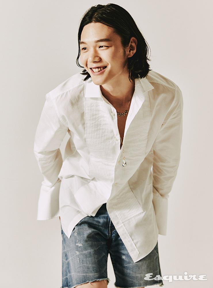 턱시도 셔츠 가격 미정 랄프 로렌 퍼플 라벨. 데님 팬츠 가격 미정 폴로 랄프 로렌. 방울 펜던트 목걸이 가격 미정 생 로랑 by 안토니 바카렐로. 진주 펜던트 57만5000원, 목걸이 29만5000원 모두 보테가 베네타.