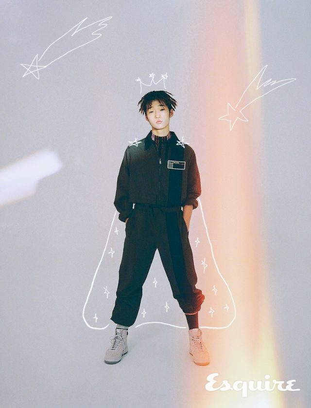 이너로 입은 니트 톱, 그레이색 집업 셔츠, 카키색 바지 모두 프라다. 스니커즈 나이키.