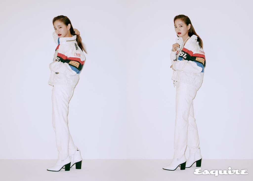  빈티지 모터사이클 재킷, 부츠 모두 스타일리스트 소장품. 니트 슬리브리스 코스. 화이트 레더 팬츠 더 센토르.