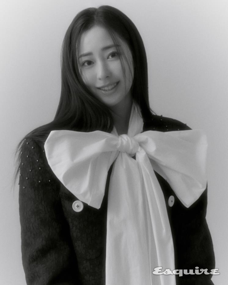 재킷 뮌. 리본 디테일 셔츠 비뮈에트.