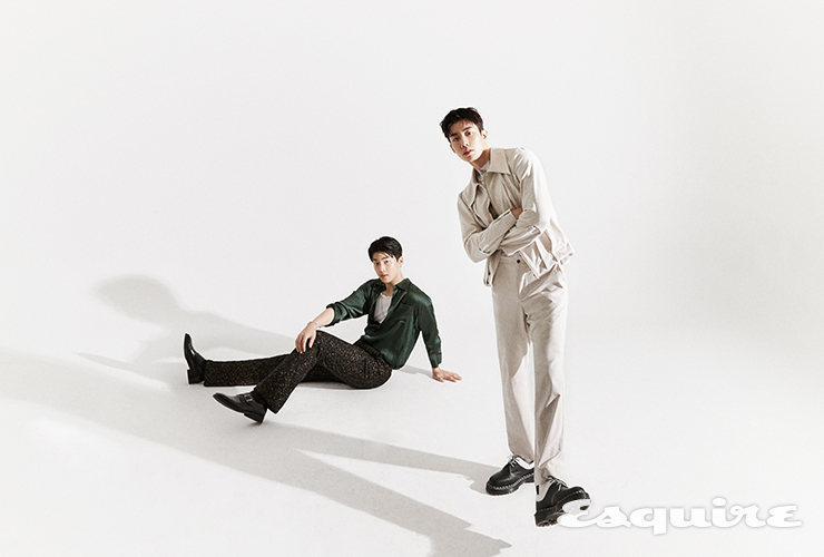 <강민> 셔츠 윌리엄 케이 박, 화이트 이너 스타일리스트 개인 소장품, 목걸이 키픔, 팔찌 아티카, 팬츠 오디너리 피플, 구두 손신발 <우현> 재킷 디바인코메디, 이너 윌리엄 케이 박, 팬츠 디바인코메디, 목걸이 51퍼센트, 슈즈 닥터마틴(Dr.Martens)