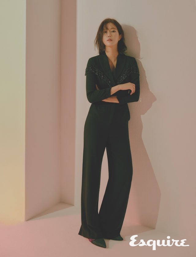 블랙 점프슈트, 로퍼 모두 앤아더스토리즈.