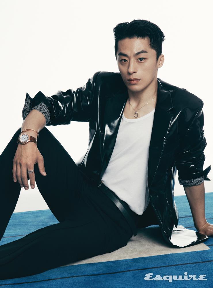 18K 핑크 골드 저스트 앵 끌루 브레이슬릿, 18K 핑크 골드 케이스의 발롱 블루 드 까르띠에 워치, 18K 화이트 골드 저스트 앵 끌루 링, 다이아몬드를 세팅한 18K 화이트 골드 저스트 앵 끌루 네크리스 모두 까르띠에. 재킷 베르사체 by 육스. 팬츠 가먼트 레이블. 슬리브리스 톱 스타일리스트 소장품.