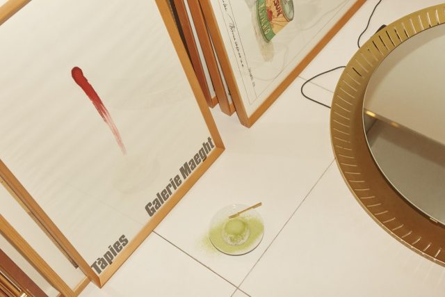 원형 굽접시 1만4000원 지인식 by 요소 갤러리. 황동 포크 1만4000원 아즈마야 by TWL.