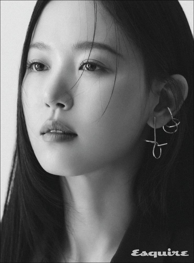 슈트 보테가 베네타. 이어링, 이어커프 모두 1064 스튜디오.