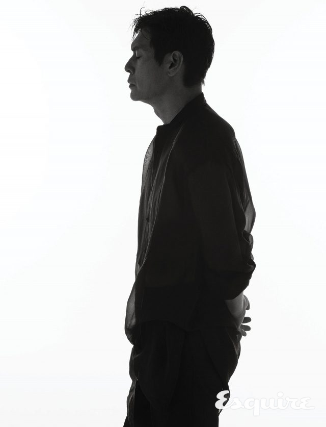 셔츠 김서룡. 바지 스타일리스트 소장품.