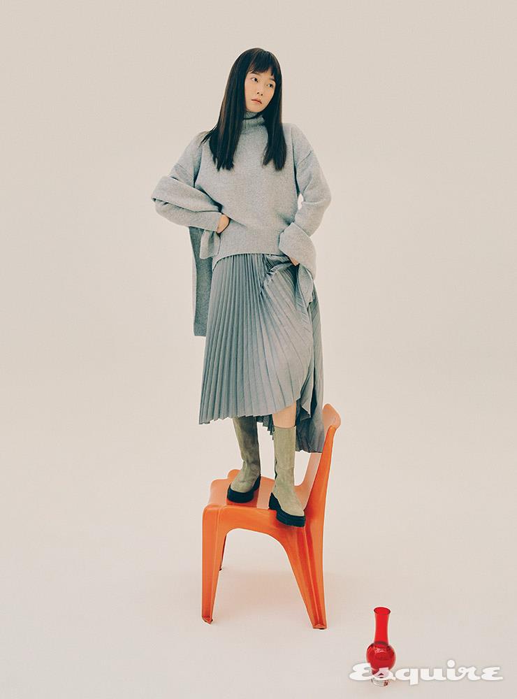 그레이 터틀넥, 숄 모두 르제네이. 플리츠 스커트 파비아니 필리피. 슈즈 스타일리스트 소장품.