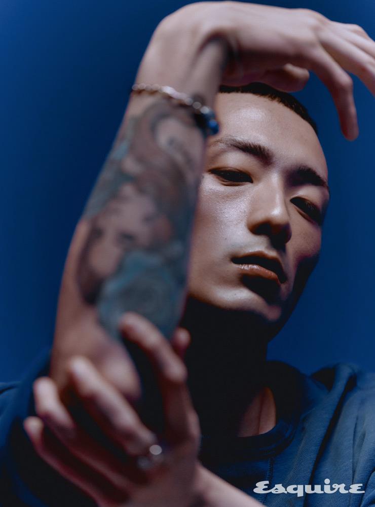 네이비 스웨트셔츠 가격 미정 폴로 랄프 로렌. 포스텐 브레이슬릿 가격 미정, 포스텐 링 가격 미정 모두 프레드.