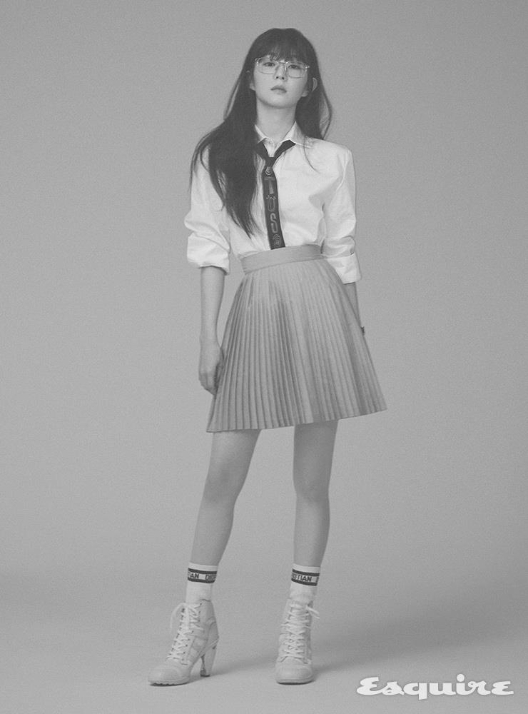 셔츠, 스커트, 슈즈 모두 디올. 타이 스투시. 안경 젠틀몬스터. 워치 페라가모 타임피스 by 갤러리어클락.