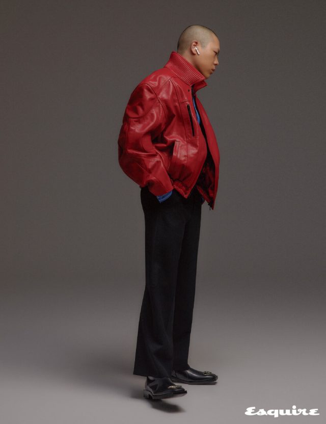 라운드 실루엣의 바이커 재킷, 스트라이프 셔츠, 크롭트 팬츠, BB 로고 장식의 부티 모두 발렌시아가.