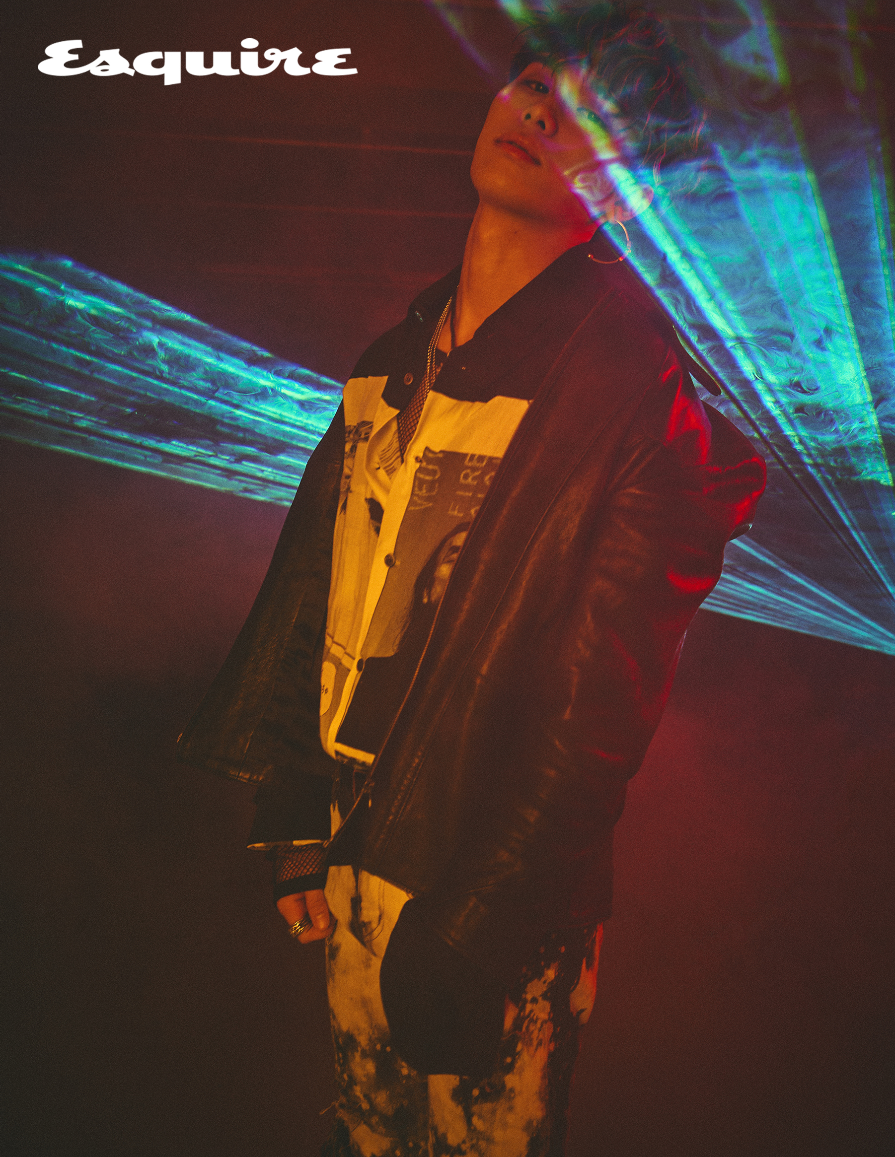 가죽 재킷 윈도우00. 프린팅 셔츠 요지 야마모토. 매쉬 톱 오디너리 피플. 바지 마인드시커 by 웍스아웃. 목걸이, 귀걸이, 반지 모두 크롬하츠.