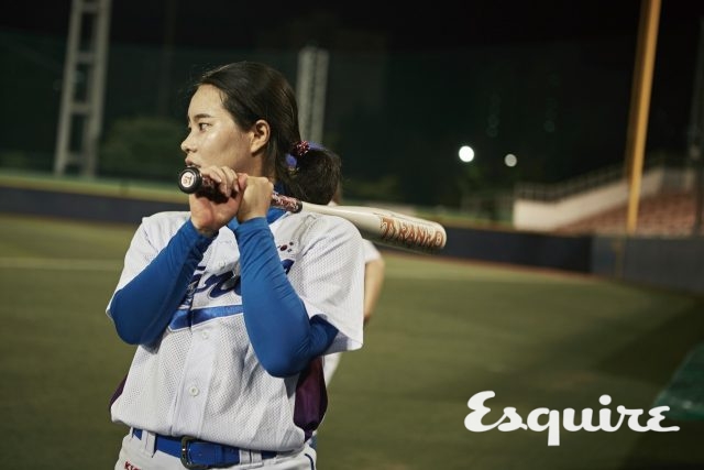 14 원혜련 / 투수, 1992년생“소프트볼 감독이셨던 아버지가 야구 선수 활동할 때 14번이었다고 해서 그 번호를 가져왔죠. 야구는 싸워봐야 알아요. 꼴찌가 1등을 이길 수 있어서 재미있어요.”