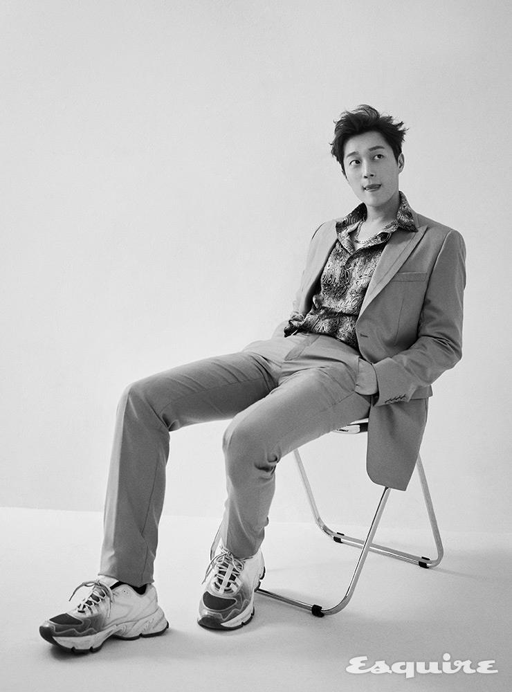 재킷, 셔츠, 팬츠, 스니커즈, 체인 네크리스 모두 디올 맨.