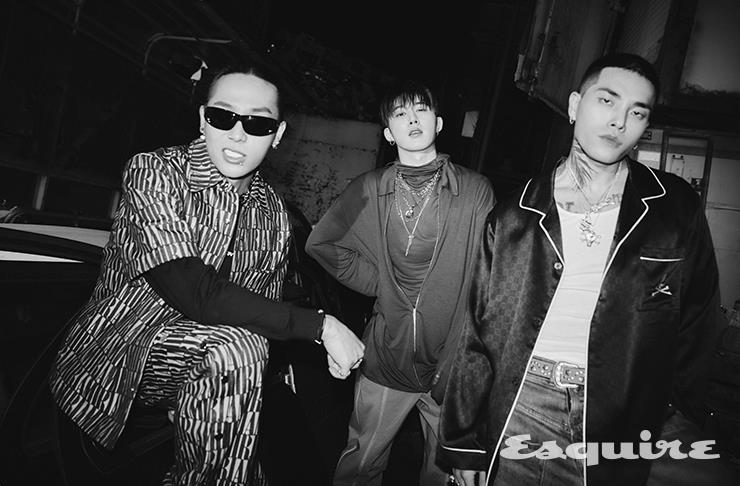 (식케이) 셔츠, 팬츠 모두 아미리. 선글라스 디젤. 이너, 네크리스, 링 모두 스타일리스트 소장품. (비아이) 후디, 셔츠, 팬츠 모두 포스트 아카이브 팩션. 네크리스 위에서부터 로스트 인 에코. 센티멍. 락킹 에이지. 로스트 인 에코. (레디) 재킷 반스x마스터마인드. 팬츠 그레일즈 프로젝트지알. 벨트 이알엘.