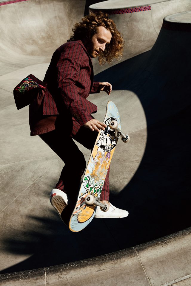 슈트 2200달러 에트로. 운동화 50달러 반스.