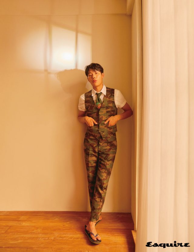 반소매 셔츠, 카무플라주 프린트 조끼, 바지, 카키색 타이, 플립플롭 모두 폴로 랄프 로렌.