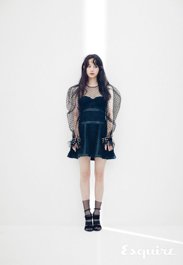 시스루 블라우스 필라소피 드 로렌조 세라피니 by 네타포르테. 블랙 스커트 더 쿠플스. 구두 쥬세페 자노티.