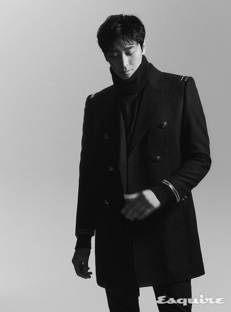 크로스 식스 버튼 오피서 코트, 모헤어 터틀넥 스웨터, 블랙 스키니 데님 팬츠 모두 생 로랑 by 안토니 바카렐로.