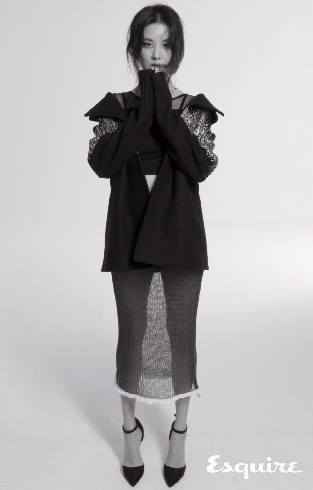 코트, 치마 모두 질 샌더. 톱, 구두 모두 스타일리스트 소장품. 액세서리 모두 미드나잇 모먼트.