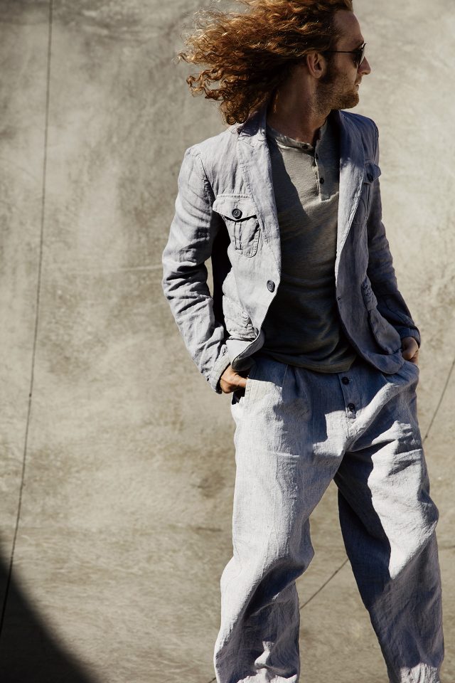 재킷 1895달러, 셔츠 1045달러, 바지 925달러 모두 조르지오 아르마니. 선글라스 150달러 폴로 랄프 로렌.