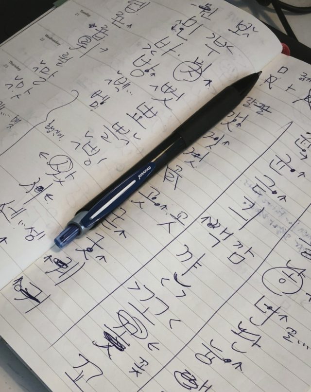 함민주 작가의 작업 노트. 서체 제작에서 어려운 건 아무래도 아이디어를 떠올리는 것. 무엇보다 한글은 글자 수가 많다 보니 일관되게 만드는 작업이 가장 큰 일이다. “한글은 배우기 쉽고 이해하기 쉬운데, 서체 만들기가 정말 어려워요. 글자 수가 워낙 많아서 기술이 못 따라가는 거죠. 그래서 사람들이 거의 시도를 안 해요. 한글 한 벌을 완성한다는 건 굉장히 의미 있는 작업이에요.”