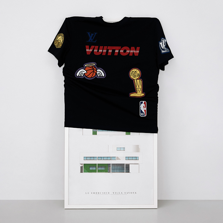 유쾌한 NBA 모티프의 티셔츠 가격 미정 루이 비통.
