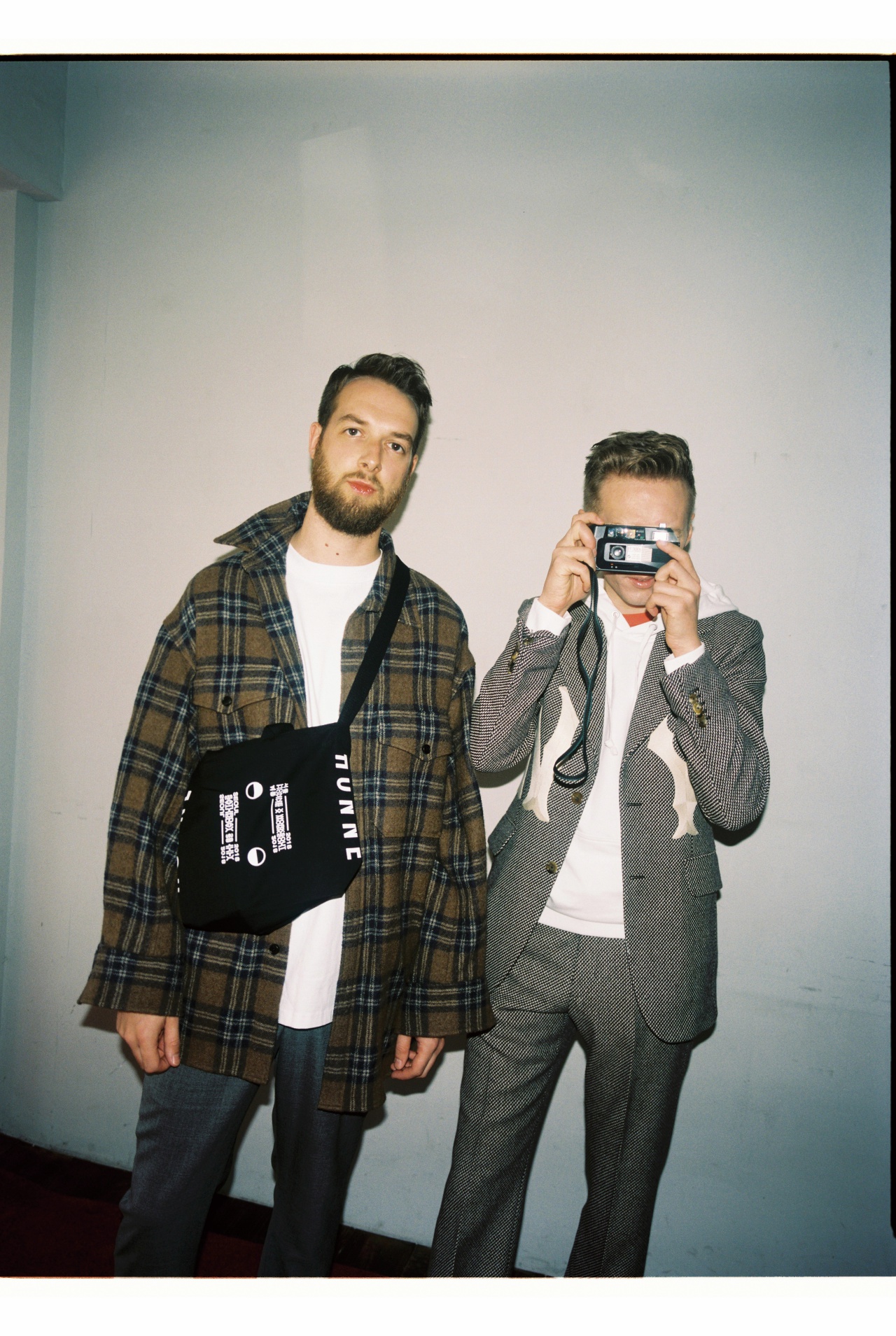 (제임스) 트위드 슈트 구찌. 후드 풀오버, 스니커즈 모두 캘빈클라인 진. 티셔츠 아미. (앤디) 체크 셔츠 우영미. 화이트 티셔츠 노앙. 바지 아미. 스니커즈 프라다.