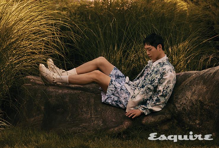 실크 블렌드 엠브로이드 블루종, 실크 블렌드 셔츠, 실크 블렌드 스윔 쇼츠, LV 트레이너 스니커즈 모두 루이 비통.