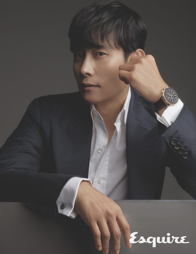 42mm 핑크 골드 케이스와 브라운 악어가죽 스트랩이 조화를 이룬 폴라리스 크로노그래프 예거 르쿨트르. 네이비 슈트 재킷, 셔츠 모두 톰 포드.