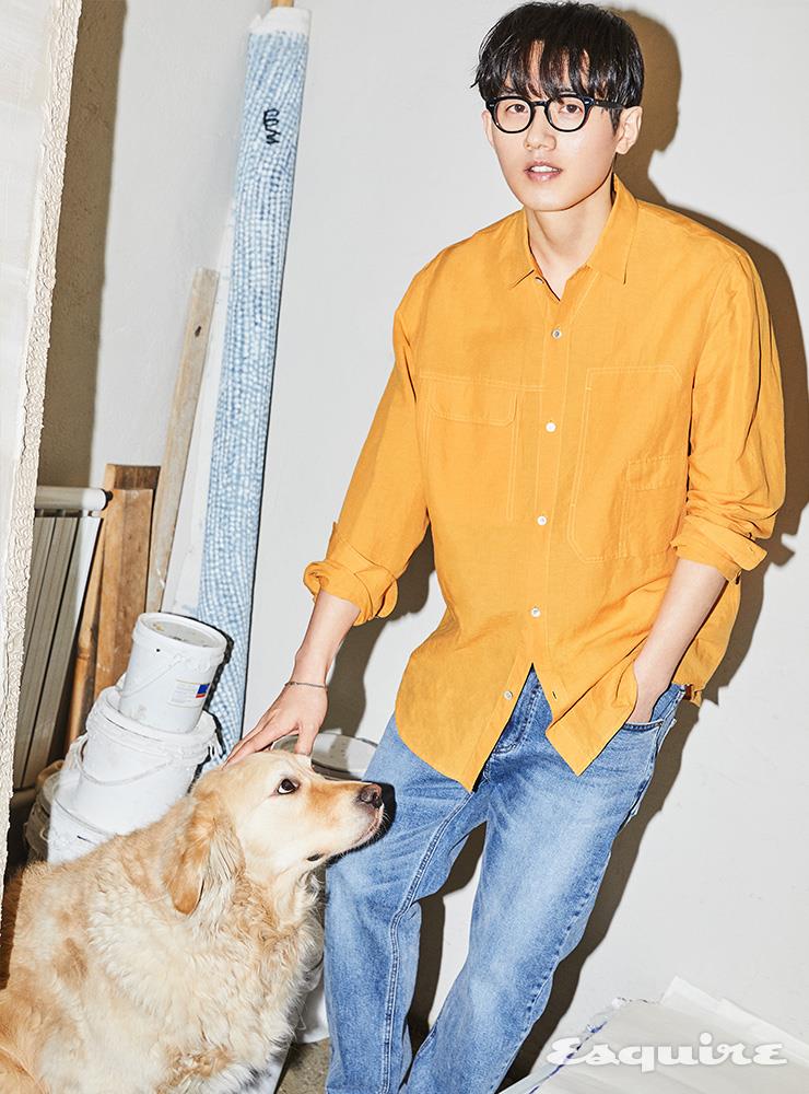 포켓 리넨 셔츠, 워싱 데님 팬츠 모두 타임옴므.