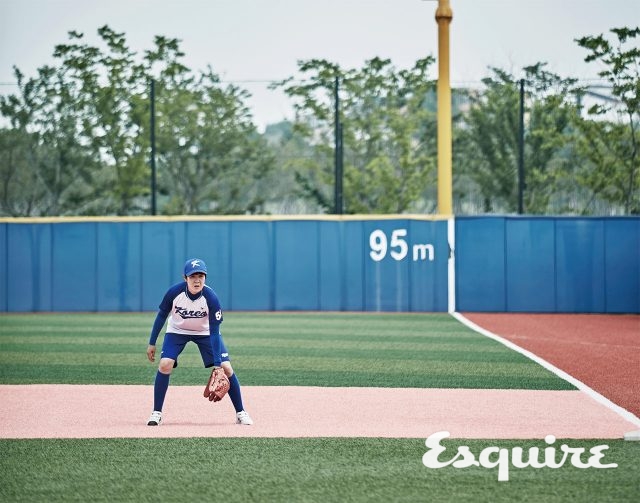 54 정혜민 / 투수, 1981년생“대학교에서 야구를 처음 접했어요. 직업이 학교 선생님인데, 아이들에겐 비밀로 하고 싶어요. 그냥요. 백넘버도 큰 의미 없어요. 연습장이 오포읍에 있어서 54예요. ”