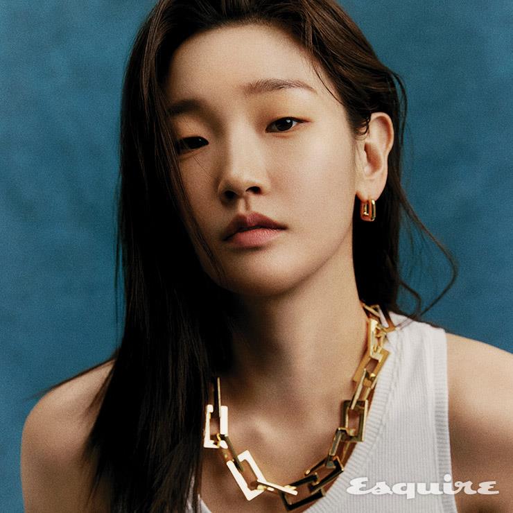톱 로에베. 이어링 넘버링. 네크리스 포트레이트리포트.