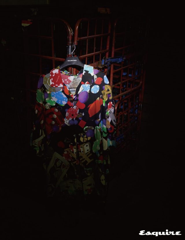 갖가지 색이 아름답게 충돌한다. 비스코스 소재의 카지노 프린트 셔츠 100만원대 발렌시아가.