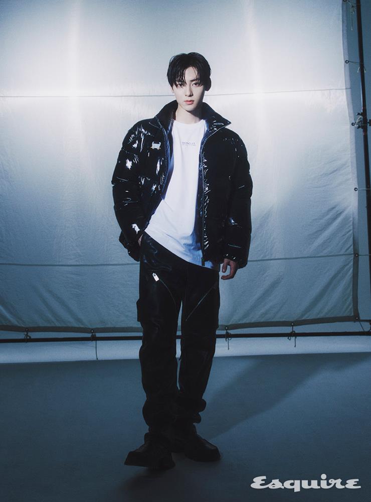 볼드한 버클이 돋보이는 글로시 나일론 다운 재킷 238만원, 리사이클 코튼 저지 티셔츠 46만원, 지퍼와 메탈 장식이특징인 양가죽 팬츠 367만원, 볼드한 첼시 부츠 109만원 모두 6 몽클레르 1017 알릭스 9SM.