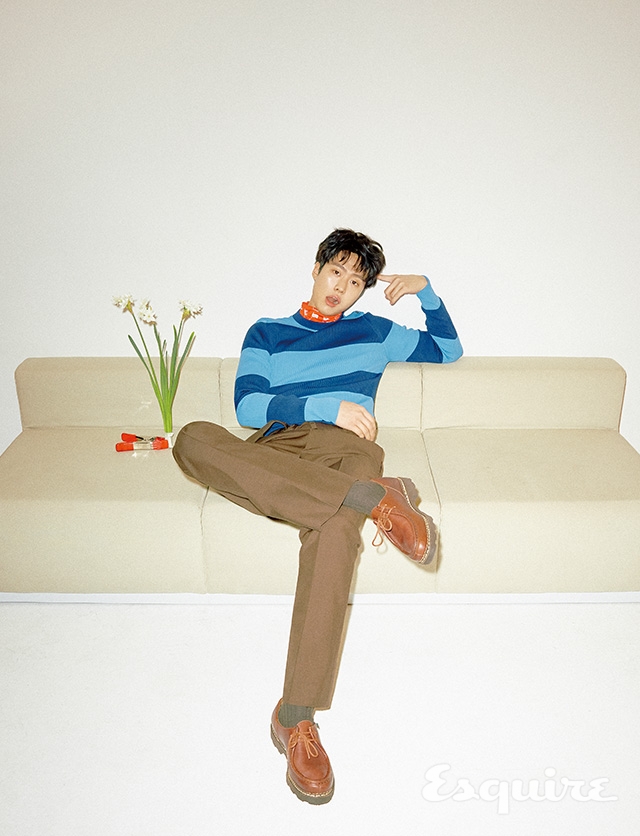 빨간색 터틀넥, 파란색 스트라이프 니트 톱, 갈색 바지 모두 프라다. 갈색 레이스업 파라부트 by 유니페어. 녹색 양말 스타일리스트 소장품.