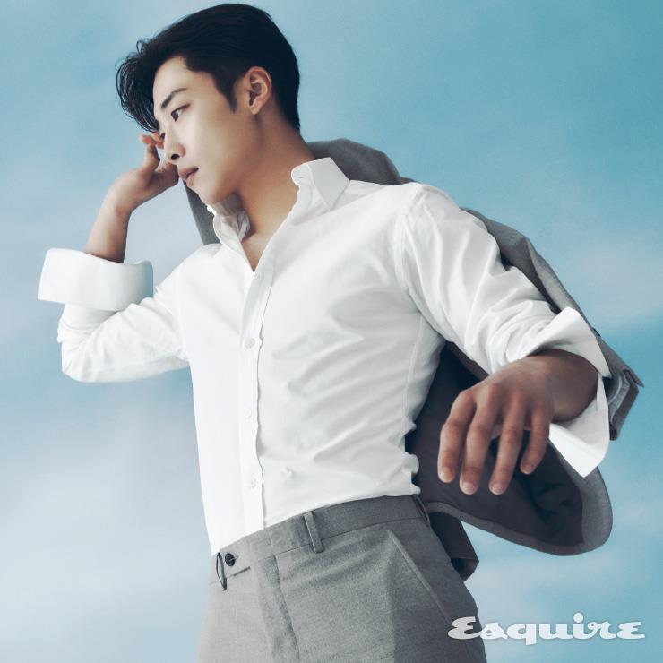 슈트 지오송지오. 셔츠 스타일리스트 소장품.