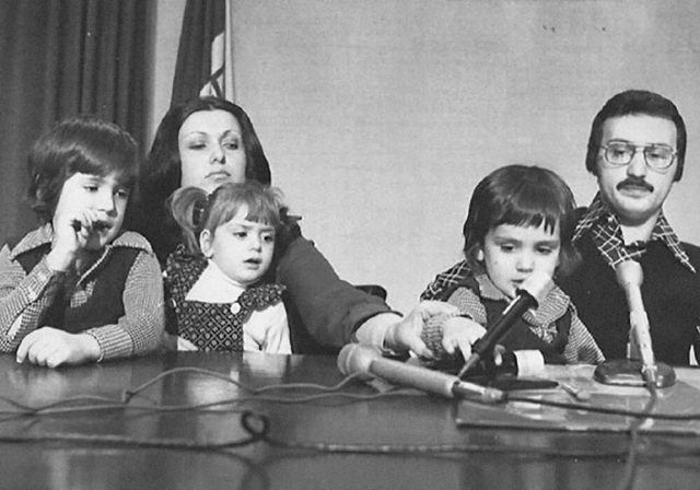 타고난 인터뷰이조·앤서니 루소 형제의 유년 시절 모습. 어머니 패트리샤 루소와여동생 가브리엘라 루소, 정치가였던 아버지 버질 루소가 함께했다.