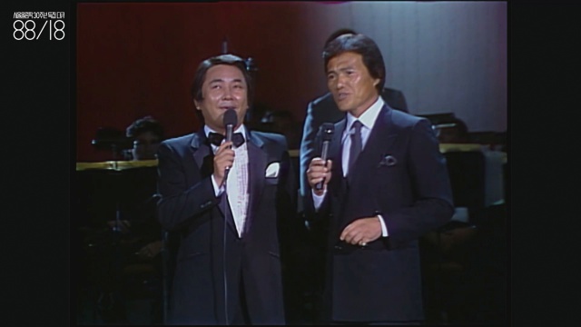 허참(1949~)과 쟈니 윤(1936~) 허참과 쟈니 윤이 함께 스탠딩 코미디를 하던 장면.  쟈니 윤은 2017년 12월 알츠하이머병에 걸려 캘리포니아 오렌지 카운티의 요양 병원에 있다고 한다. 