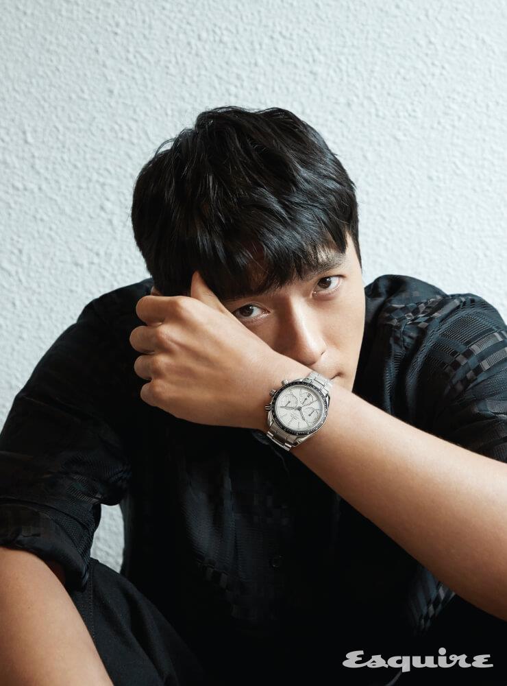 날짜 표시 창, 스몰 세컨즈 서브 다이얼, 30분 카운터 및 12시간 카운터를 장착한 스테인리스스틸 케이스 스피드마스터 레이싱 코-액시얼 크로노그래프.