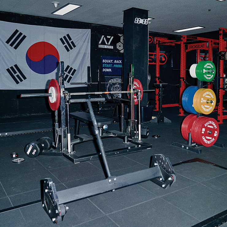 지렛대로 바벨을 들어 올려 다치지 않고 원판을 꽂을 수 있게 돕는 바벨 잭 로그.