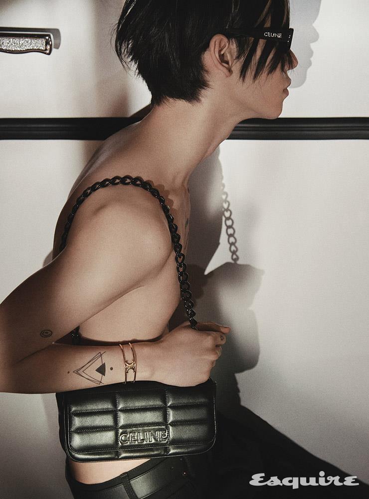 웨슬리 블랙 데님 팬츠, 웨스턴 벨트, 체인 마틀라세 모노크롬 백, 선글라스, 마이용 트리옹프 뱅글 모두 가격 미정 셀린느 옴므 by 에디 슬리먼.