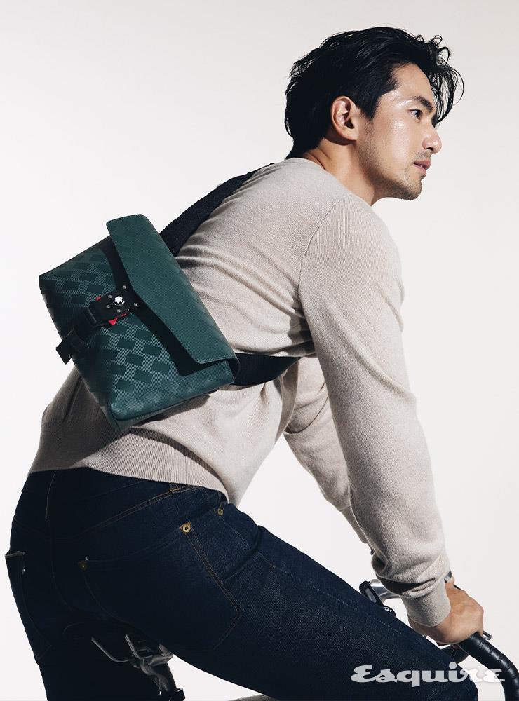 등반 장비에서 영감을 얻은 M Lock 4810 버클을 적용했다. 탈착 가능한 숄더 스트랩으로 다양하게 스타일링할 수 있다. 몽블랑 익스트림 3.0 브리티시 그린 엔벨로프 백 몽블랑. 니트 더 로 by 무이. 데님 팬츠 스타일리스트 소장품.